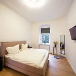 Massagesessel, King-sized Bed, Billardtisch, 2 Couches Daire *
