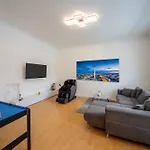Massagesessel, King-sized Bed, Billardtisch, 2 Couches Daire Berlin