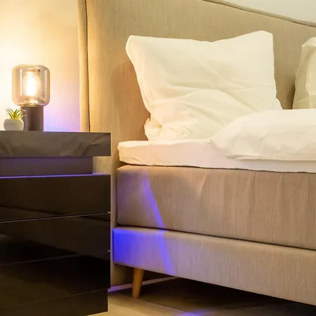 Massagesessel, King-sized Bed, Billardtisch, 2 Couches