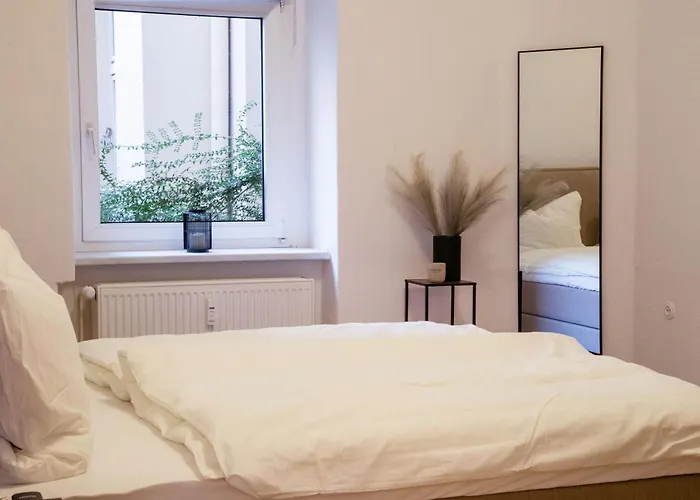 Massagesessel, King-sized Bed, Billardtisch, 2 Couches *