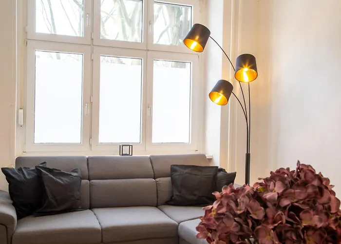 Massagesessel, King-sized Bed, Billardtisch, 2 Couches Berlín