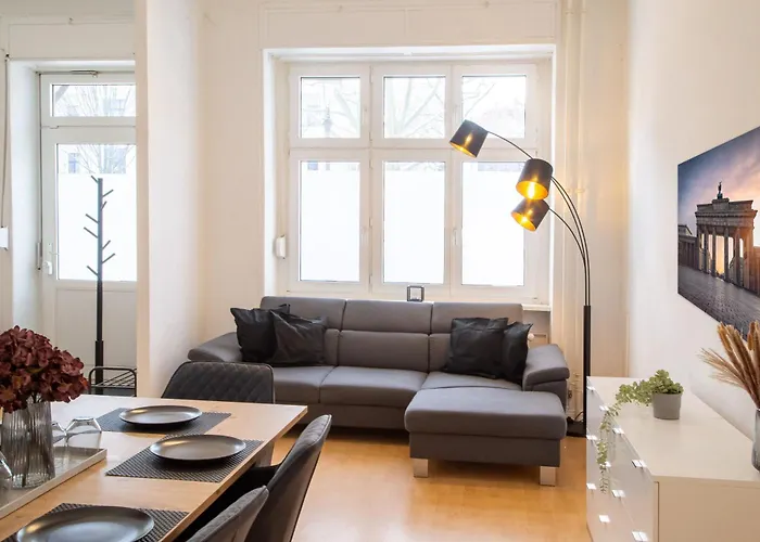 Massagesessel, King-sized Bed, Billardtisch, 2 Couches *