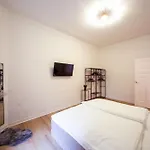 Massagesessel, King-sized Bed, Billardtisch, 2 Couches * ベルリン