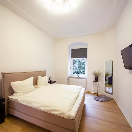 Massagesessel, King-sized Bed, Billardtisch, 2 Couches Διαμέρισμα *