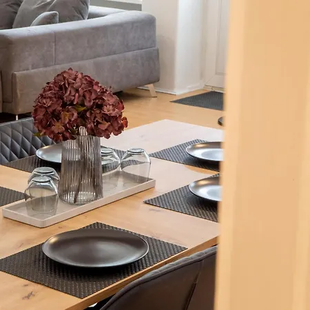 Massagesessel, King-sized Bed, Billardtisch, 2 Couches