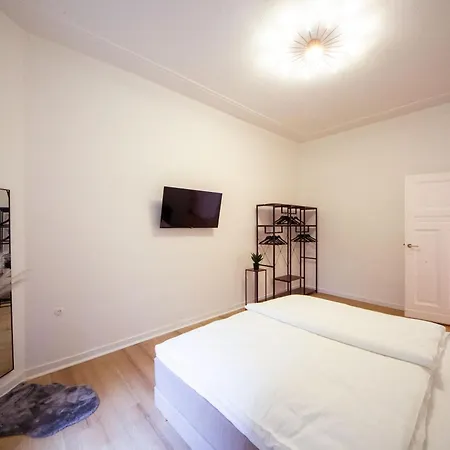 Massagesessel, King-sized Bed, Billardtisch, 2 Couches * Berlino