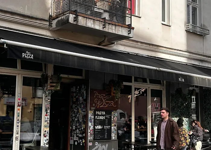 Massagesessel, King-sized Bed, Billardtisch, 2 Couches