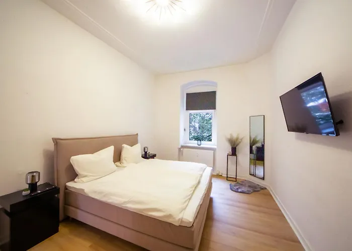 Massagesessel, King-sized Bed, Billardtisch, 2 Couches Appartement *