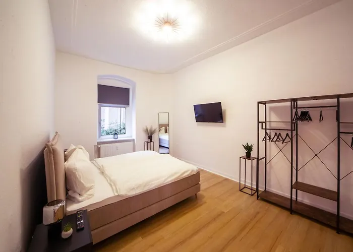 Massagesessel, King-sized Bed, Billardtisch, 2 Couches Appartement Berlin