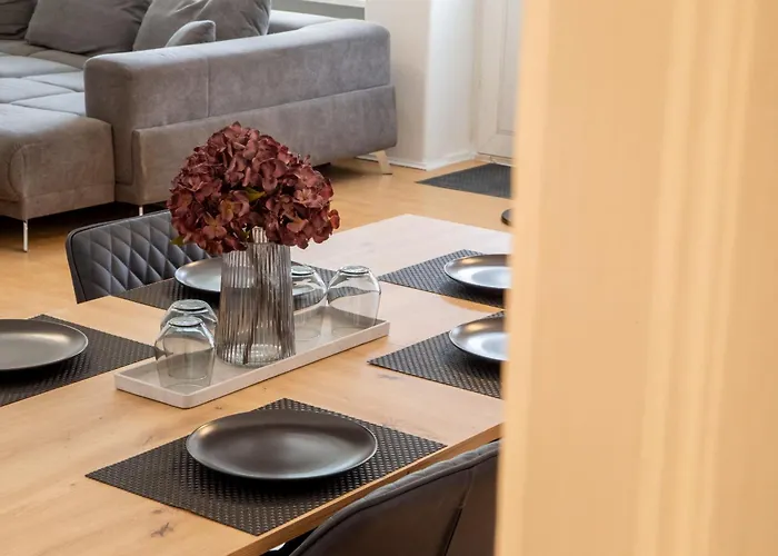 Massagesessel, King-sized Bed, Billardtisch, 2 Couches