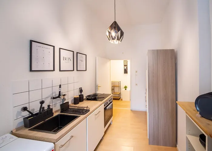 Massagesessel, King-sized Bed, Billardtisch, 2 Couches Appartement *