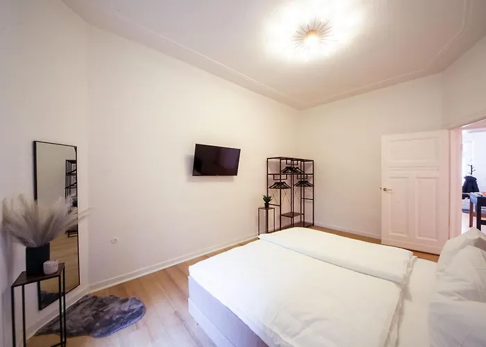 Massagesessel, King-sized Bed, Billardtisch, 2 Couches * Berlin