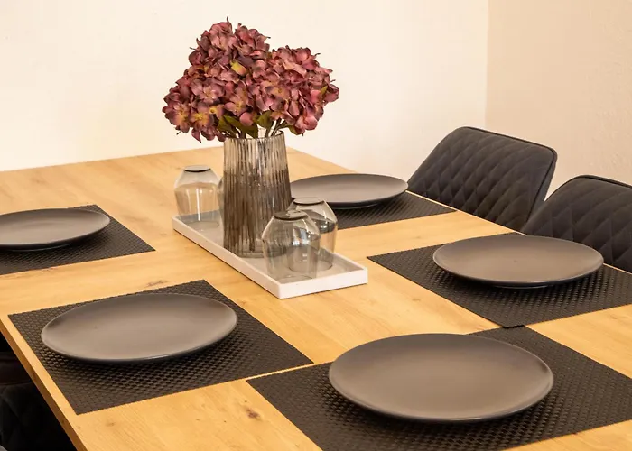 Massagesessel, King-sized Bed, Billardtisch, 2 Couches Appartement