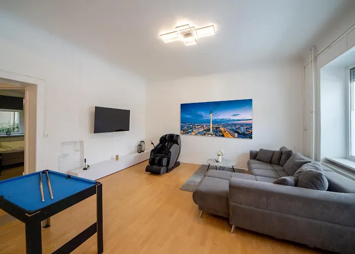 Massagesessel, King-sized Bed, Billardtisch, 2 Couches Appartement Berlijn