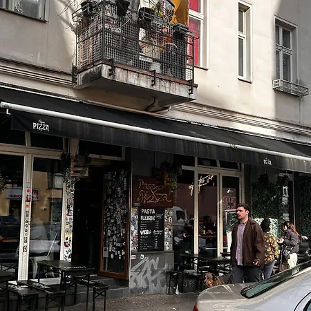 Massagesessel, King-sized Bed, Billardtisch, 2 Couches