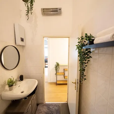 Massagesessel, King-sized Bed, Billardtisch, 2 Couches Appartement *