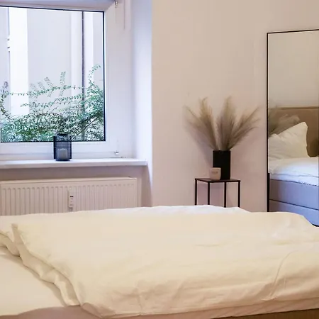 Massagesessel, King-sized Bed, Billardtisch, 2 Couches *