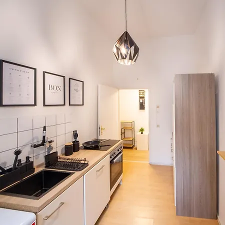 Massagesessel, King-sized Bed, Billardtisch, 2 Couches Appartement *