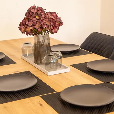 Massagesessel, King-sized Bed, Billardtisch, 2 Couches Appartement