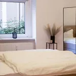 Massagesessel, King-sized Bed, Billardtisch, 2 Couches *