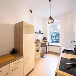 Apartman Massagesessel, King-sized Bed, Billardtisch, 2 Couches Berlin