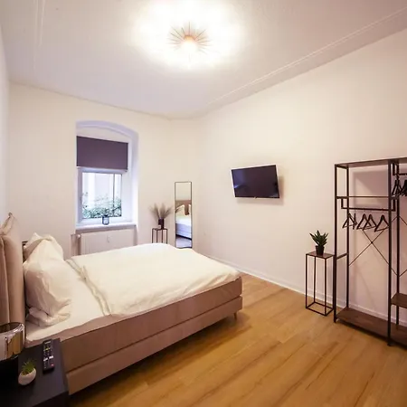 Massagesessel, King-sized Bed, Billardtisch, 2 Couches Apartment Berlin