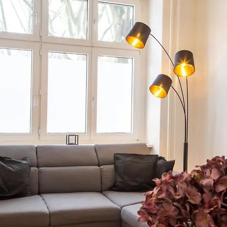 Massagesessel, King-sized Bed, Billardtisch, 2 Couches Berlin