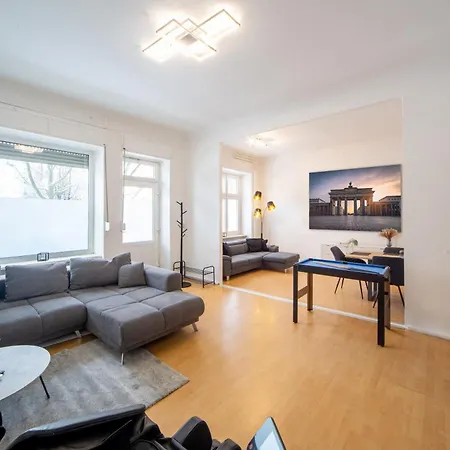 Massagesessel, King-sized Bed, Billardtisch, 2 Couches *