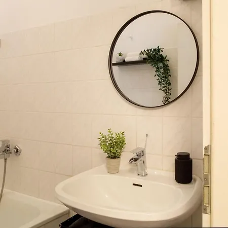 Apartment Massagesessel, King-sized Bed, Billardtisch, 2 Couches Berlin