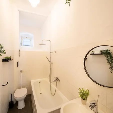 Massagesessel, King-sized Bed, Billardtisch, 2 Couches Apartment *