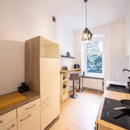 Apartment Massagesessel, King-sized Bed, Billardtisch, 2 Couches Berlin
