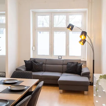 Massagesessel, King-sized Bed, Billardtisch, 2 Couches *