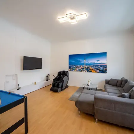 Massagesessel, King-sized Bed, Billardtisch, 2 Couches Apartment Berlin