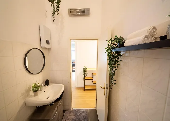 Massagesessel, King-sized Bed, Billardtisch, 2 Couches Apartamento *